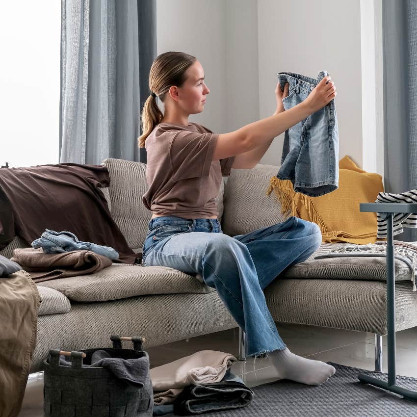 random things to do when you're bored out of your mind become a minimalist woman who is bored out of her mind as she becomes a minimalist