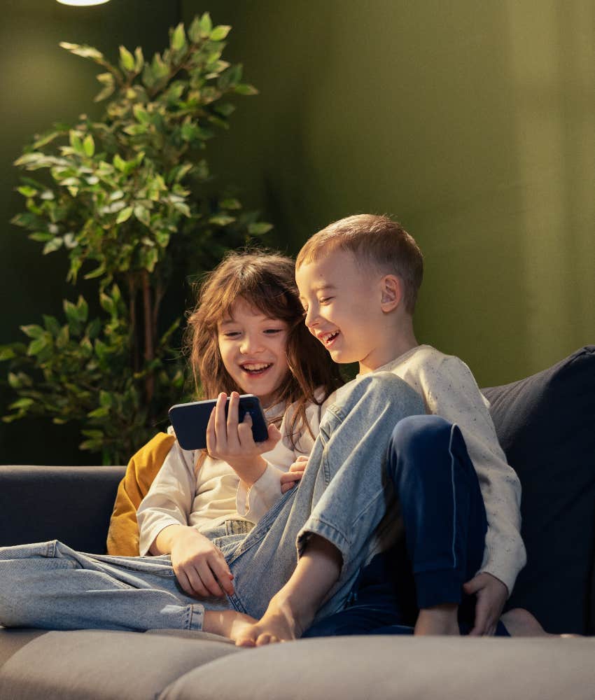 kids having screen time together