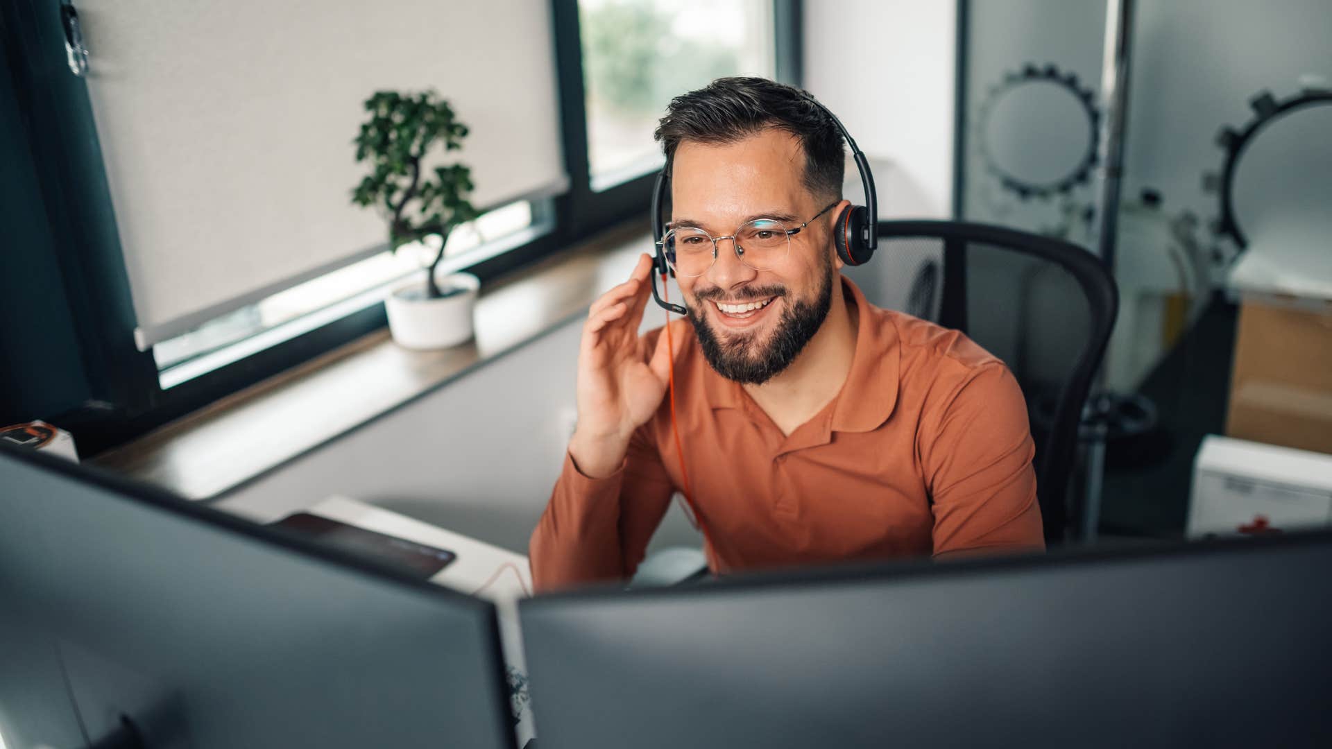 help desk technician on the phone