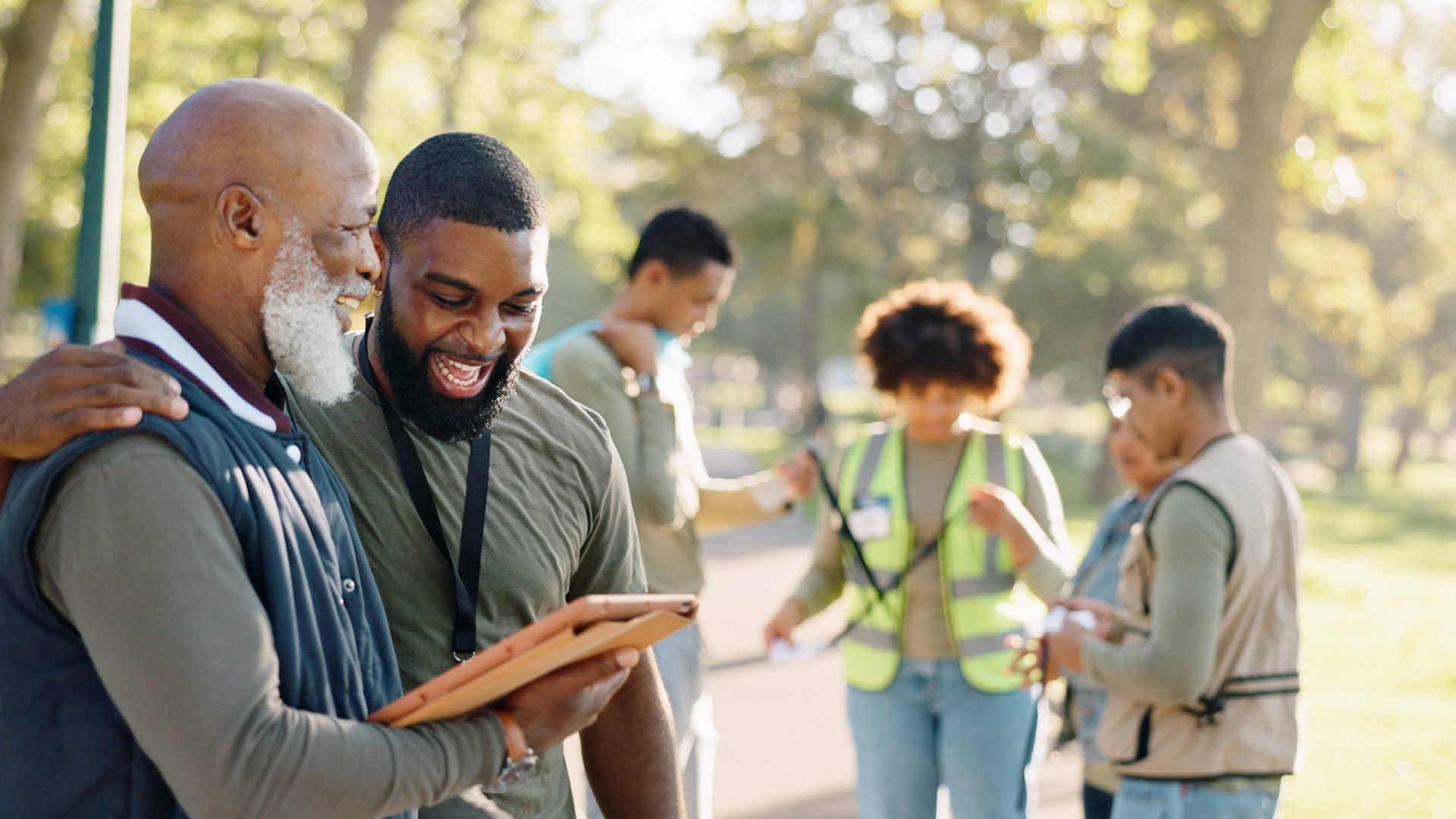 simple habits of naturally inspirational people commit to projects that help others man who is naturally inspirational as he commits to a project that helps others
