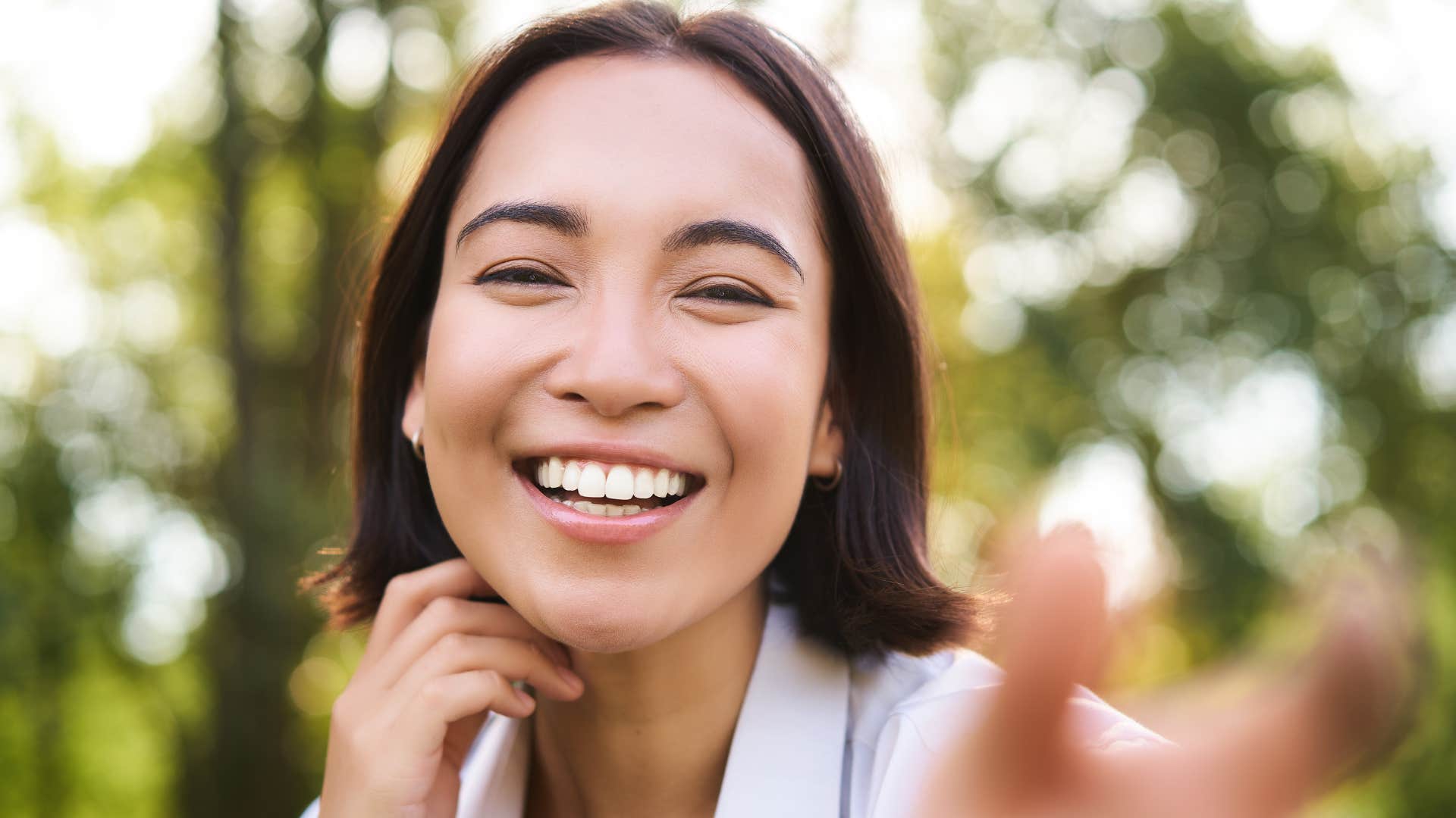 simple habits of people who radiate energy aren't reliant on external validation woman who radiates energy as she isn't reliant on external validation
