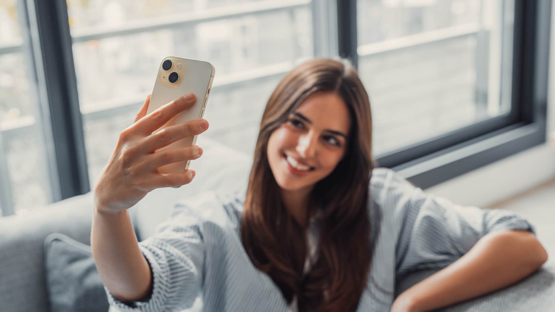 woman who turns texting into chemistry by not sending compromising photos