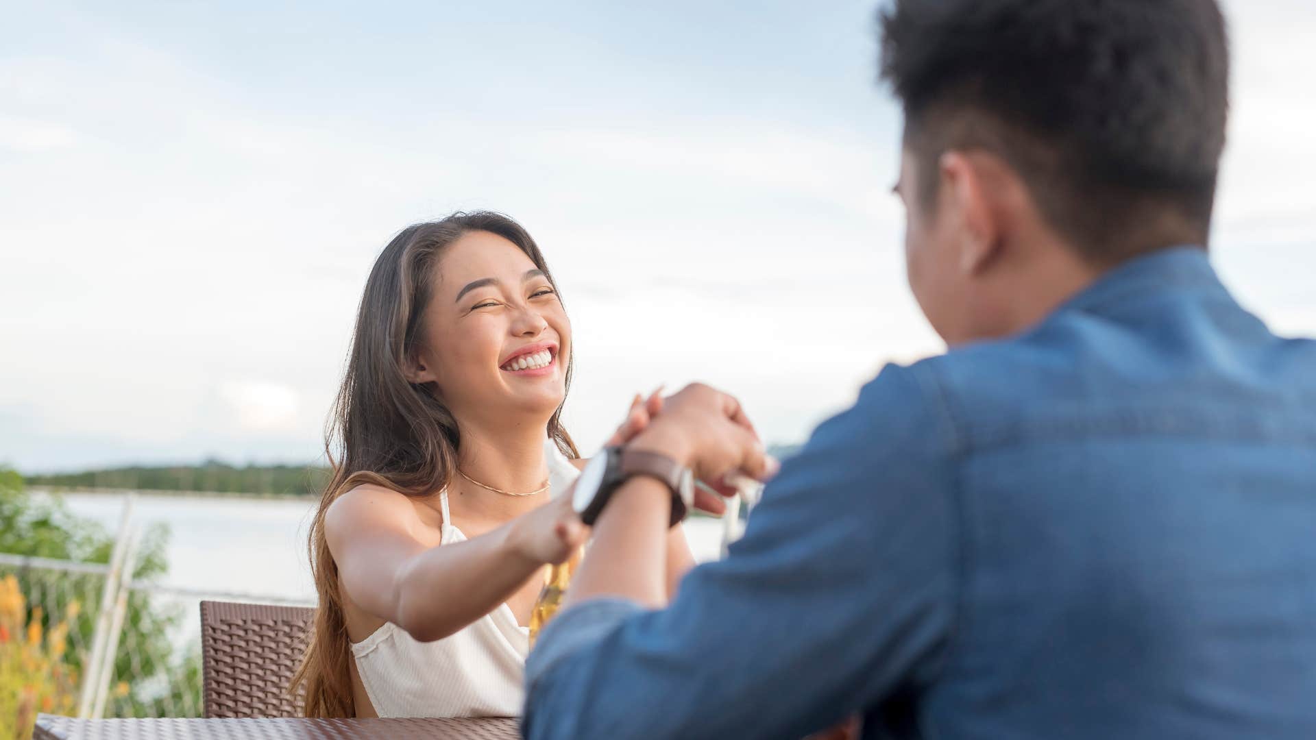 woman who turns texting into chemistry by never texting on a date