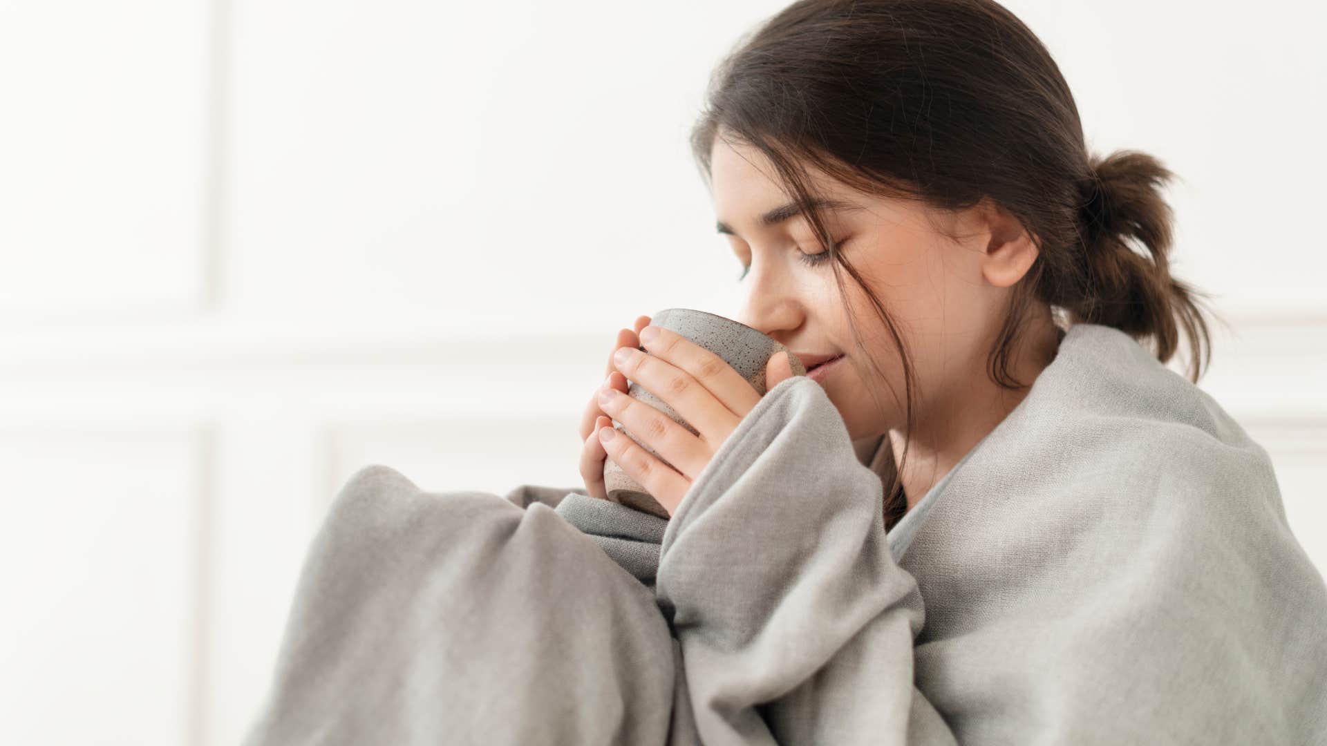 simple ways to live a happy peaceful life eat comfort foods and hot drinks woman who lives a happy peaceful life as she drinks a hot drink