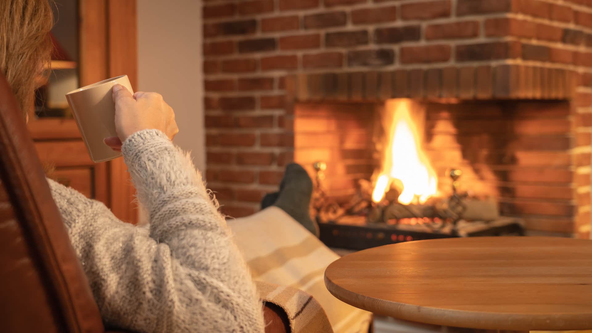 simple ways to live happy peaceful life use fireplace woman who wants to live a happy peaceful life as she uses fireplace