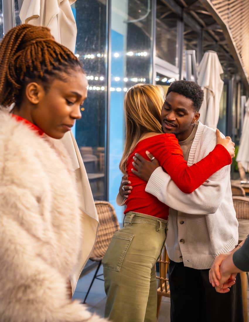 People in good relationships look for attraction factors despite social influences
