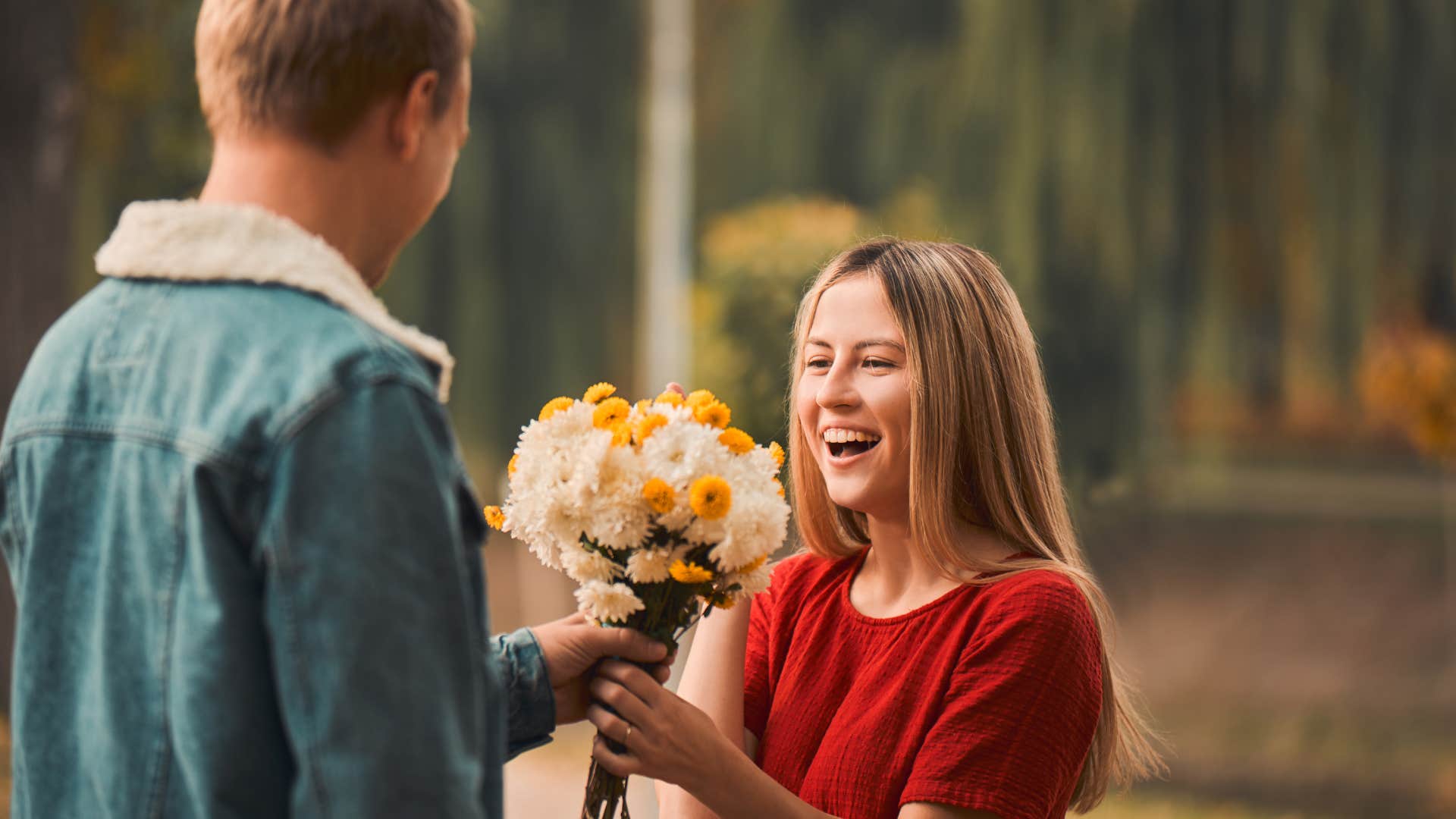 narcissistic man love-bombing woman with flowers