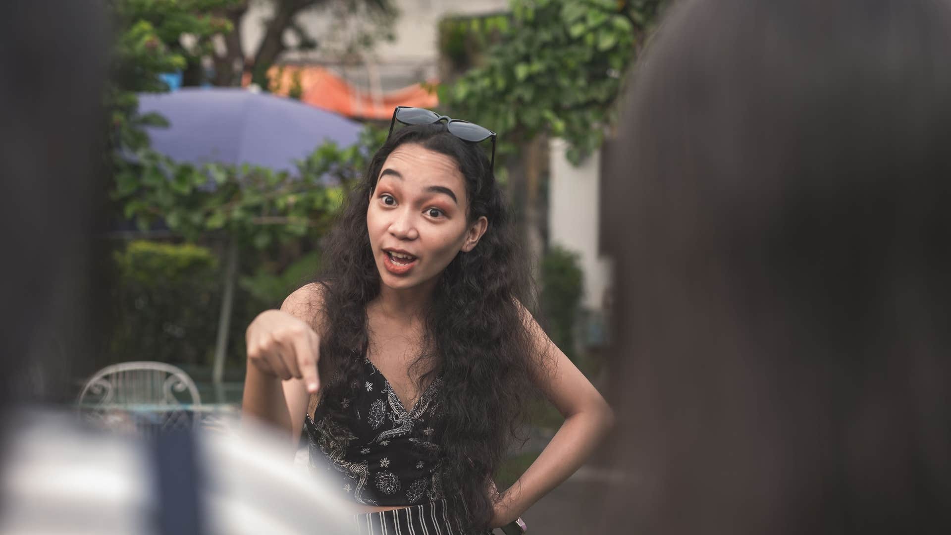 narcissistic woman arguing with friends and needing to be right