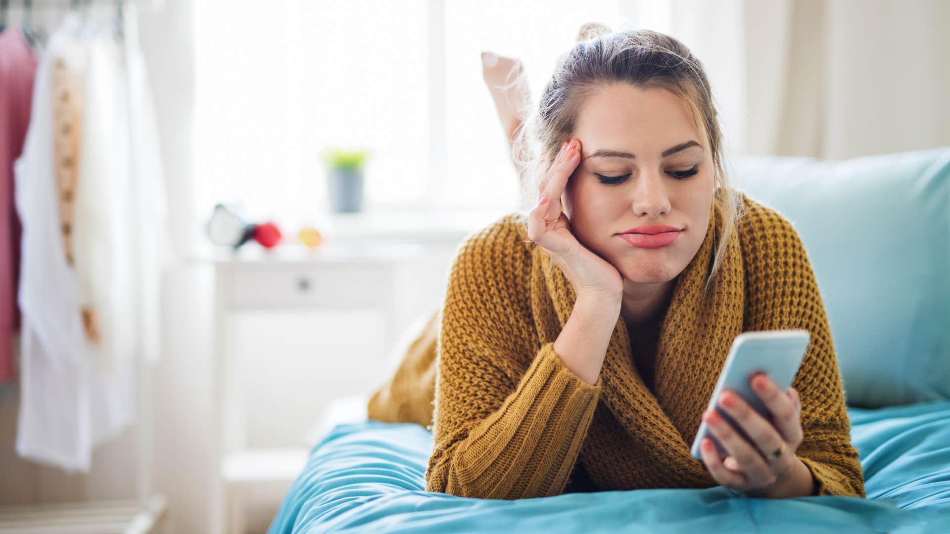 woman giving short one word replies on message as man asks a question about herself