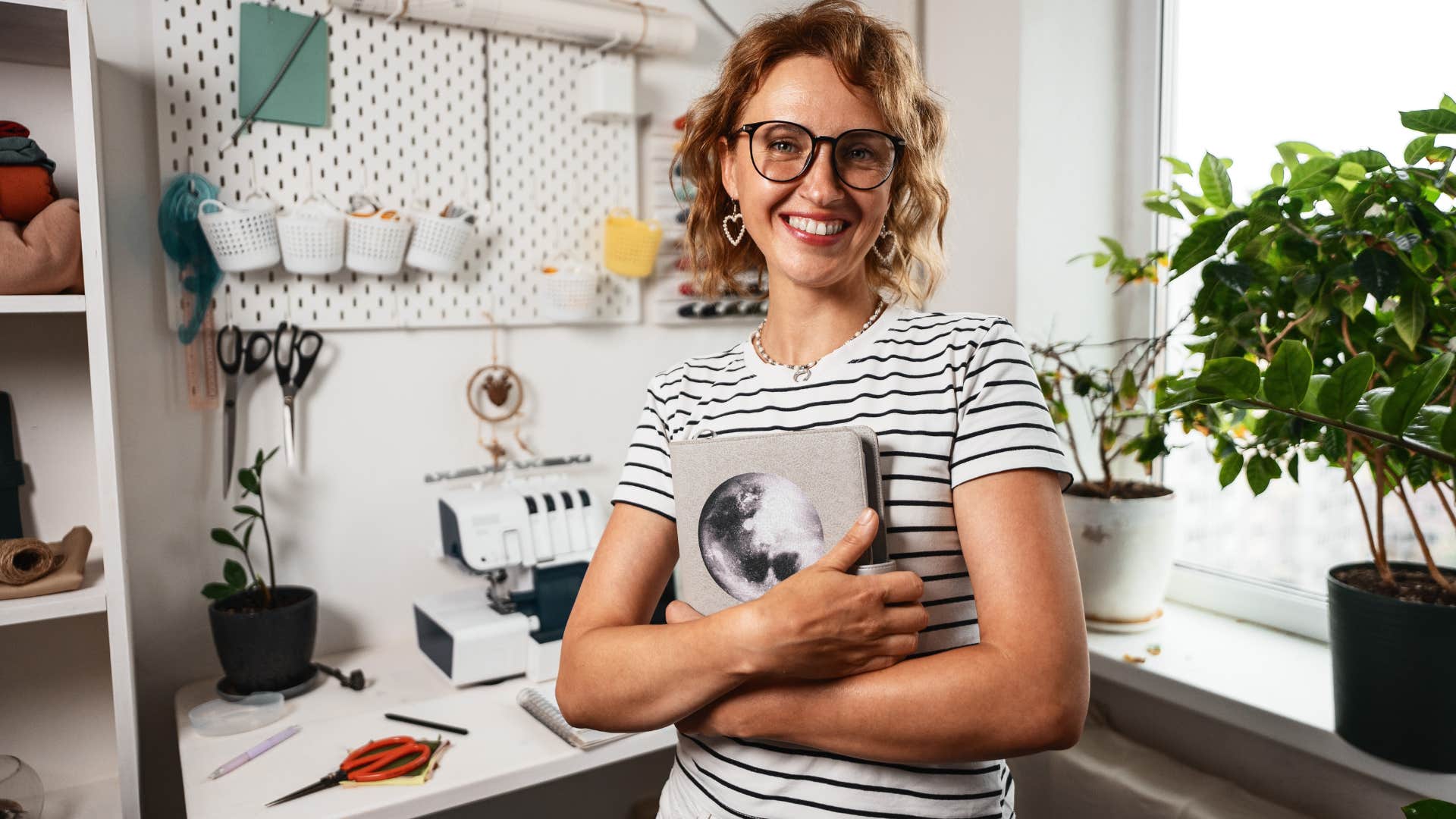 millennial woman making her surroundings into aesthetic at home