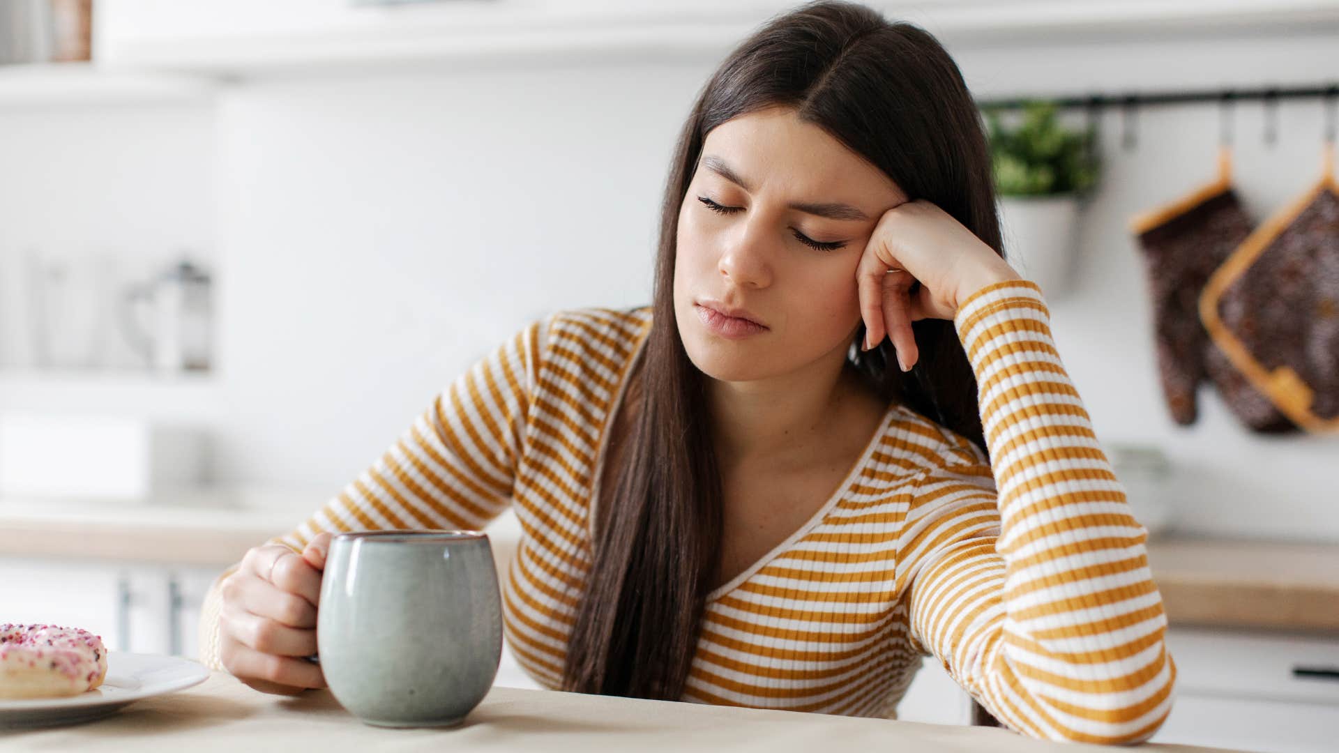 Woman who drinks coffee before water in the morning.