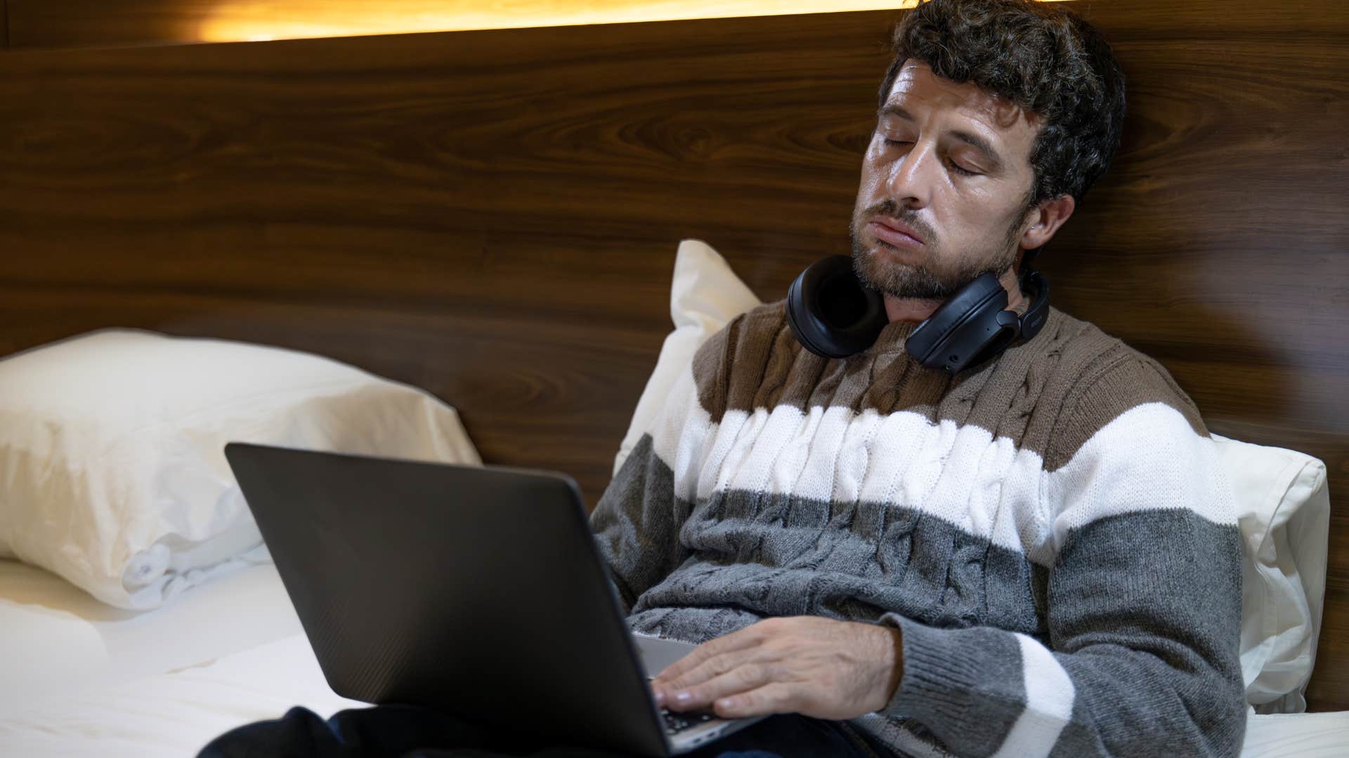 Man who starts work right away in bed.