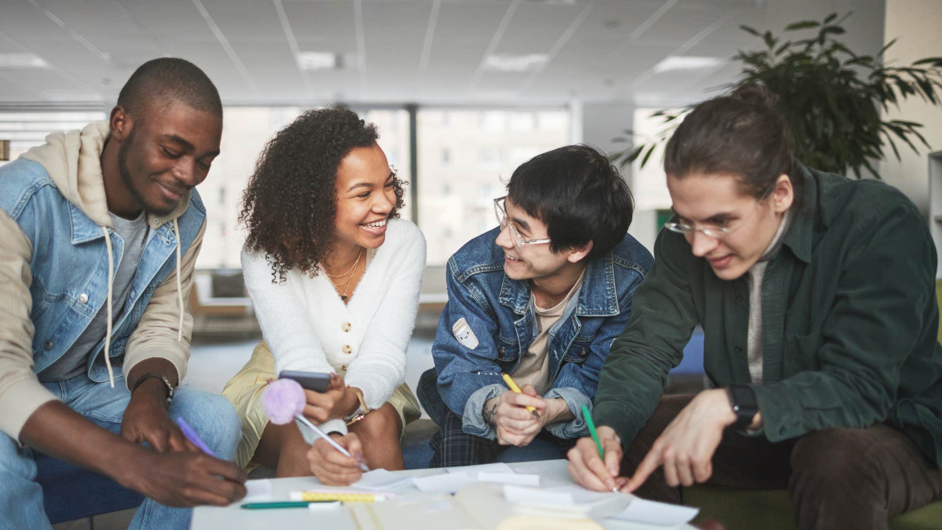 things people do in meetings that quietly annoy everyone else in the room making constant noise