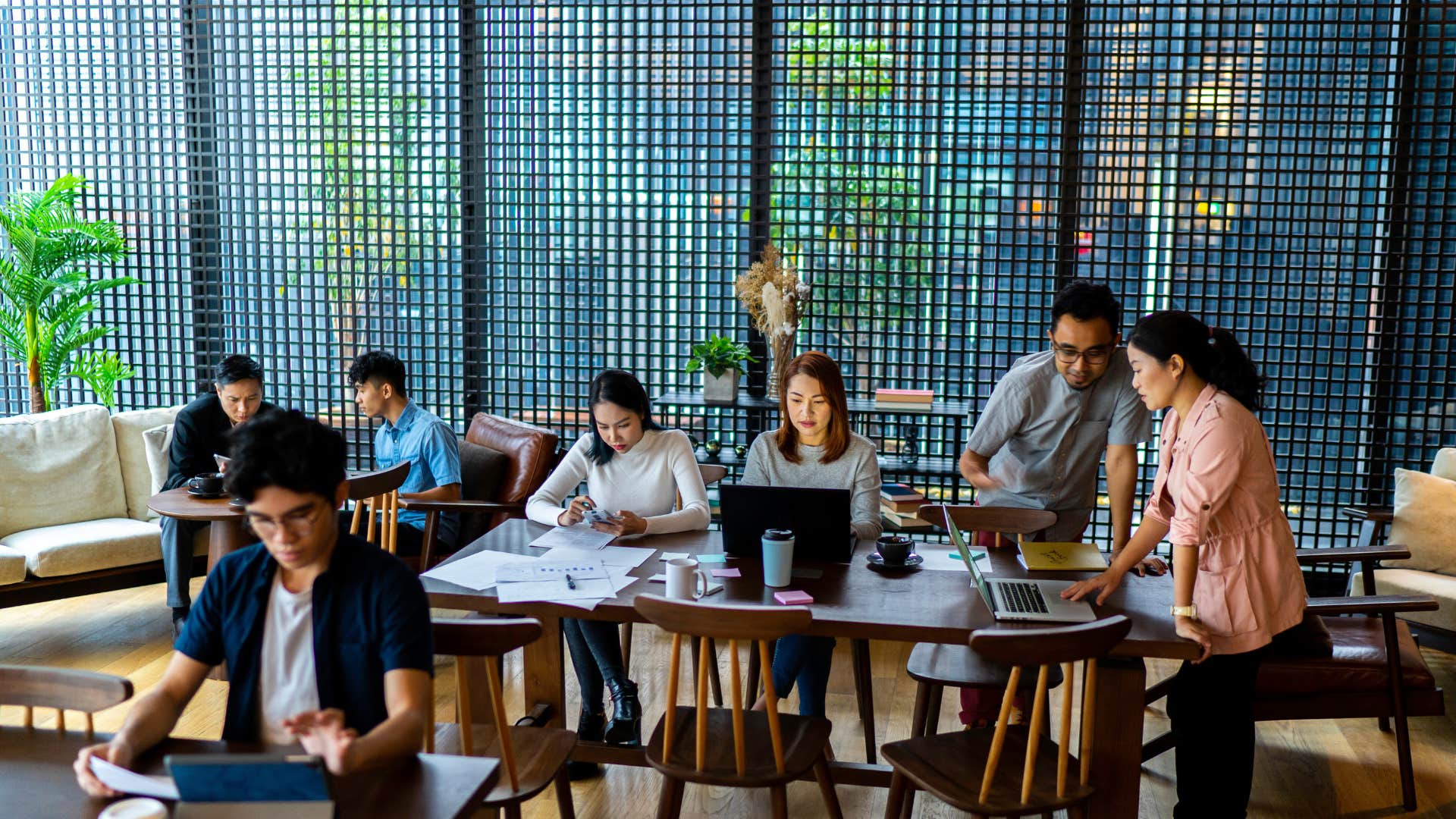 things people do in meetings that quietly annoy everyone else in the room stalling