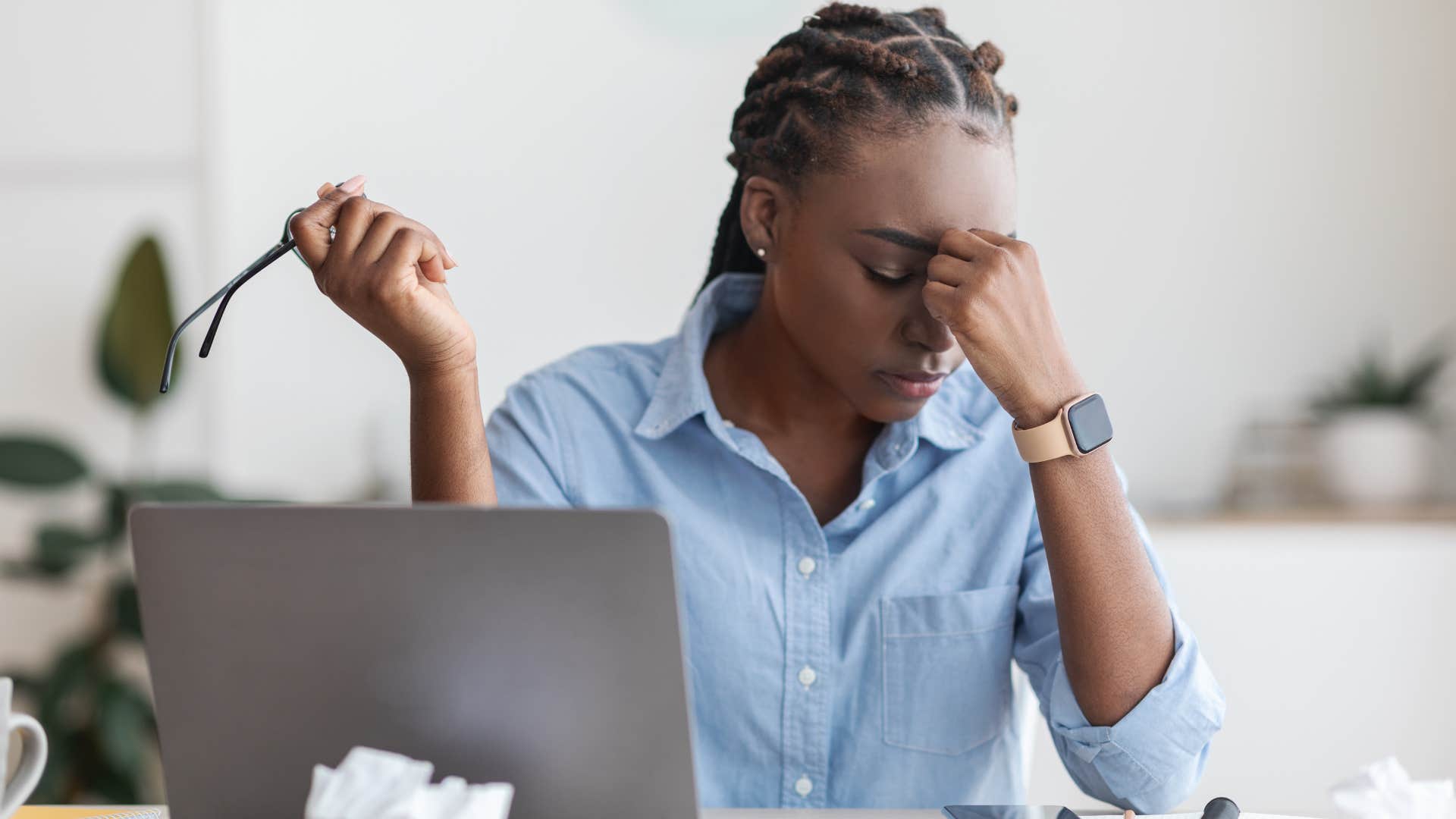 refusing to ask for help things people with any sort of intelligence are super judgmental of stressed woman refusing to ask for help at work