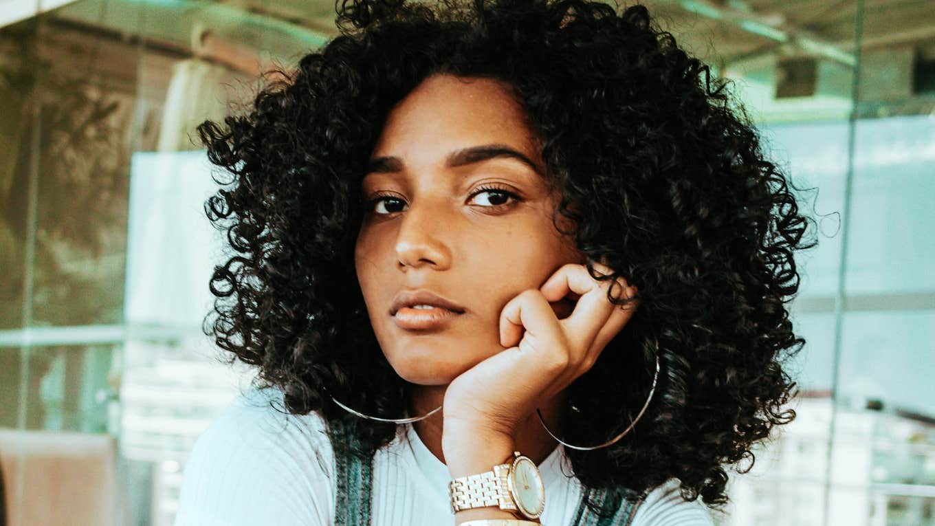 ocused professional at a desk, illustrating habits top five percent of efficient people avoid to stay productive