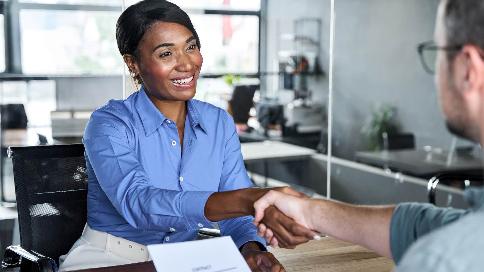 Woman talking to a personal lawyer.