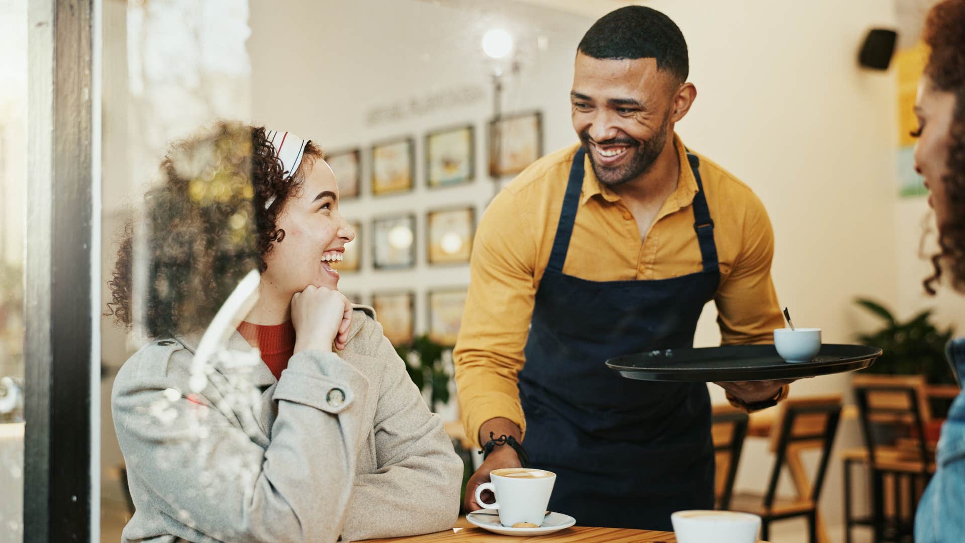 woman who's intuitive about social energy talking to a barista