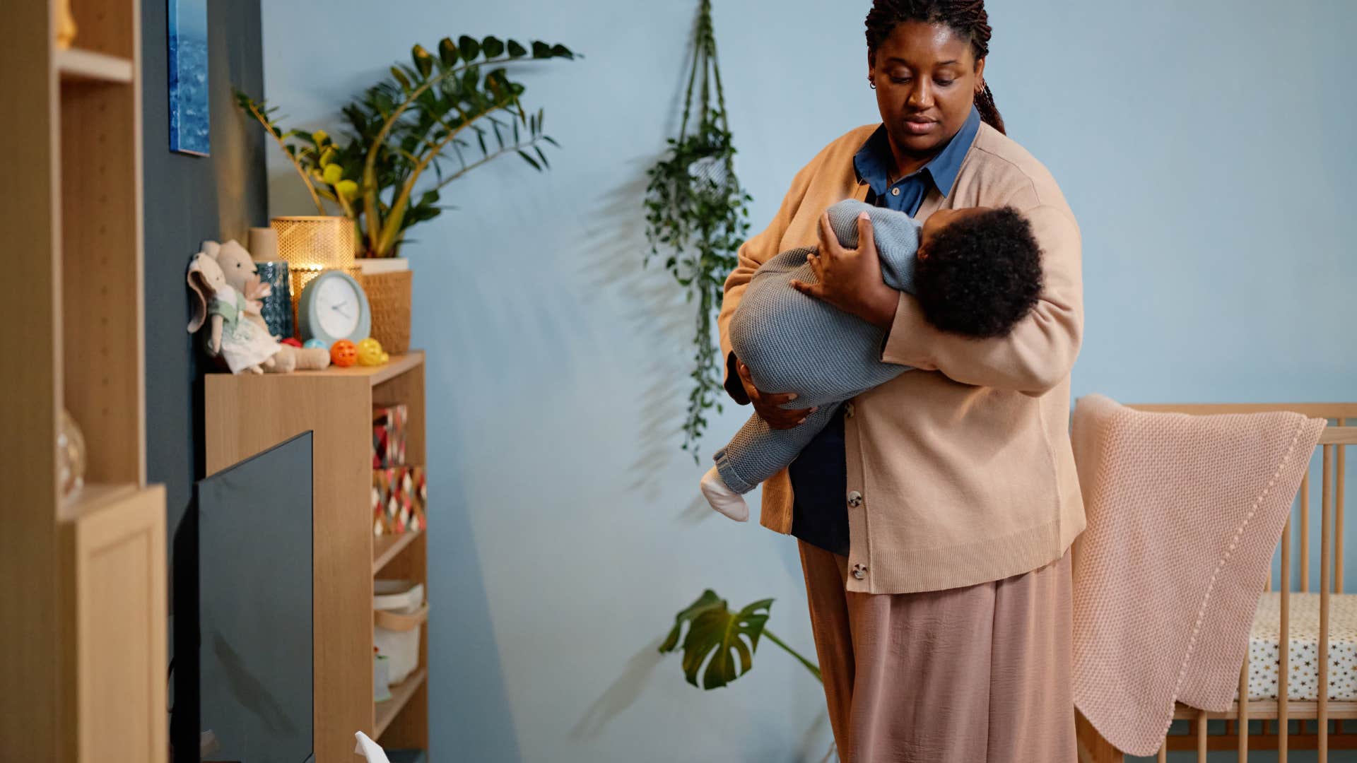 woman who is a stay-at-home-wife and is isolated as a sahm