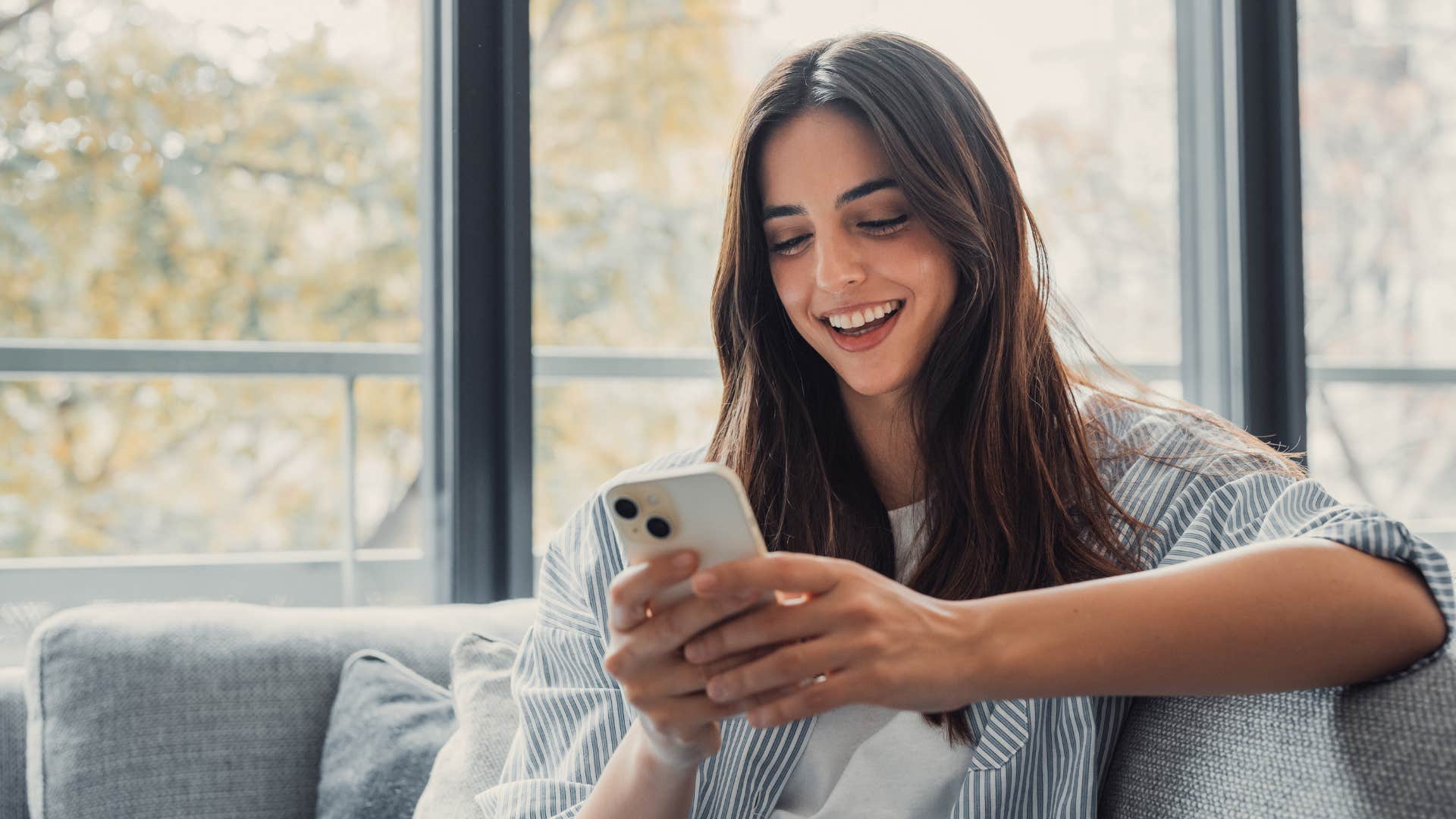 if a woman does these things, she's likely scaring off really good friends oversharing too much woman texting and oversharing with friend