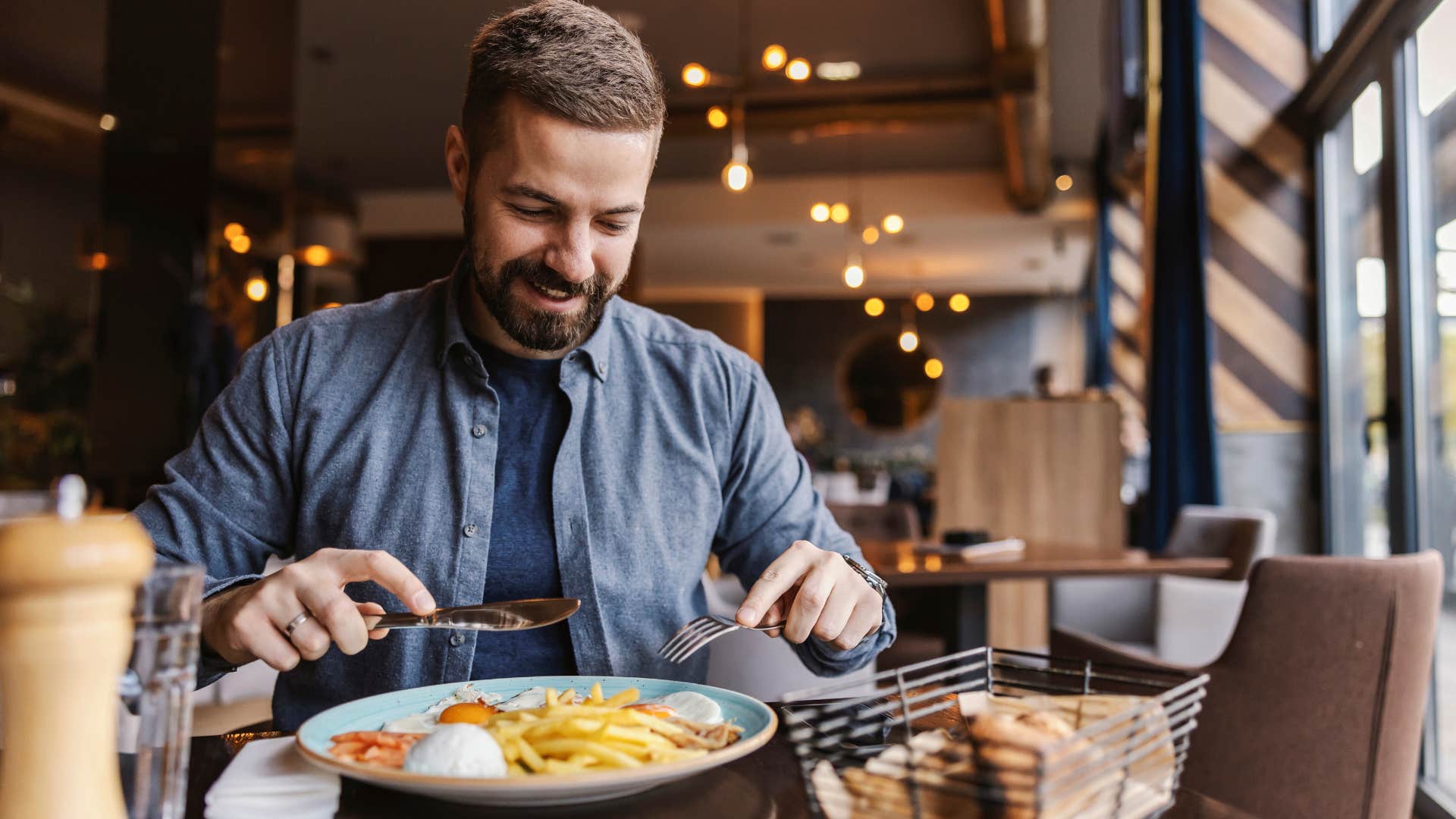 man chewing mindfully eating at a restaurant