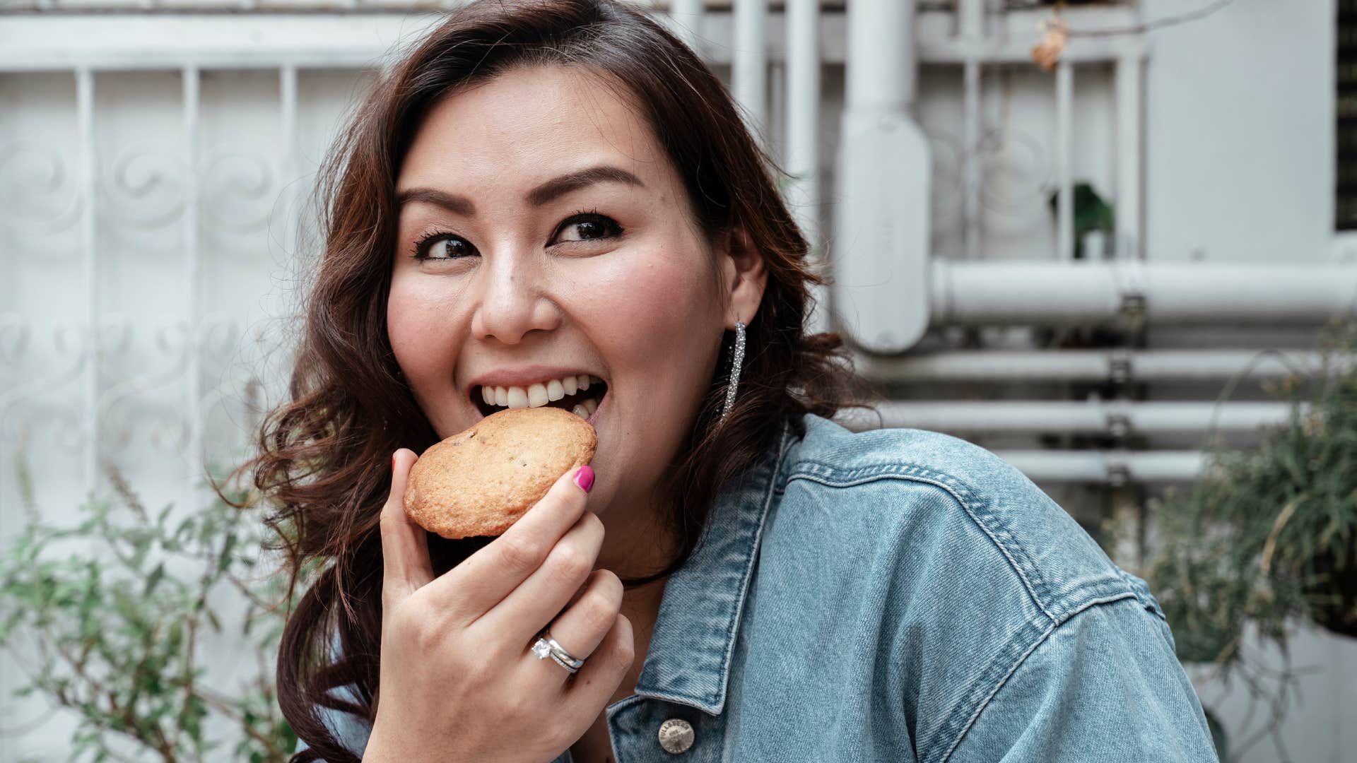 woman who notices subtle flavors and ingredients eating a cookie