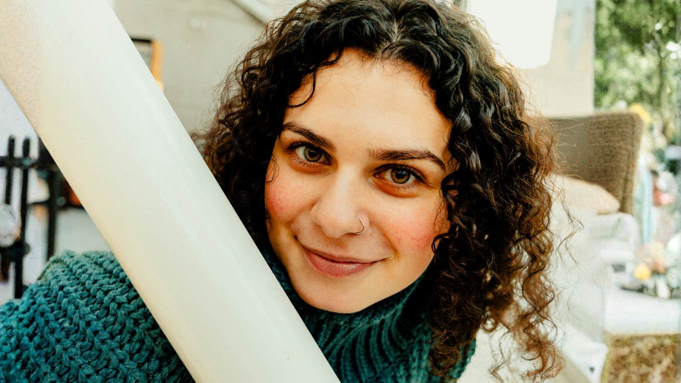 Approachable woman smiling gently like a best friend, reflecting the art of being an irreplaceable person through genuine connection