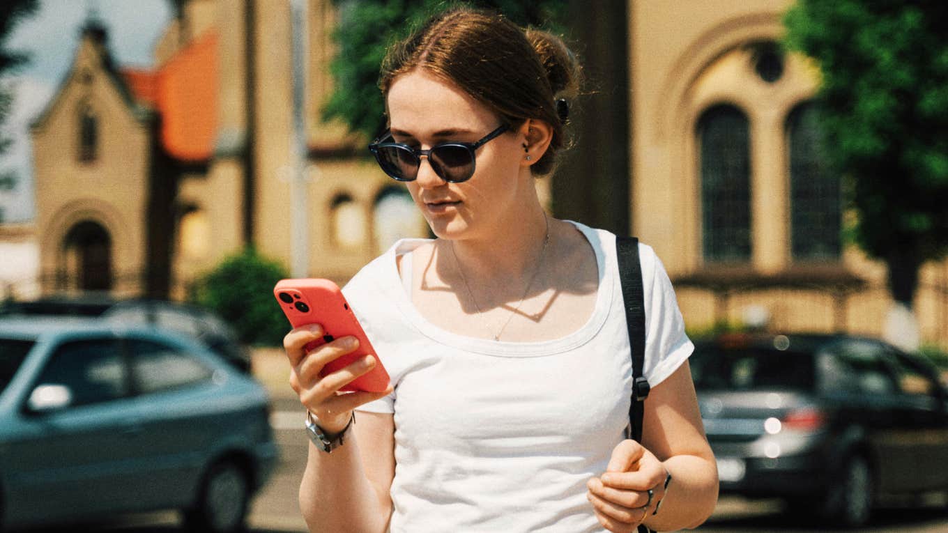 Woman trauma dumping on chatGPT while walking. 