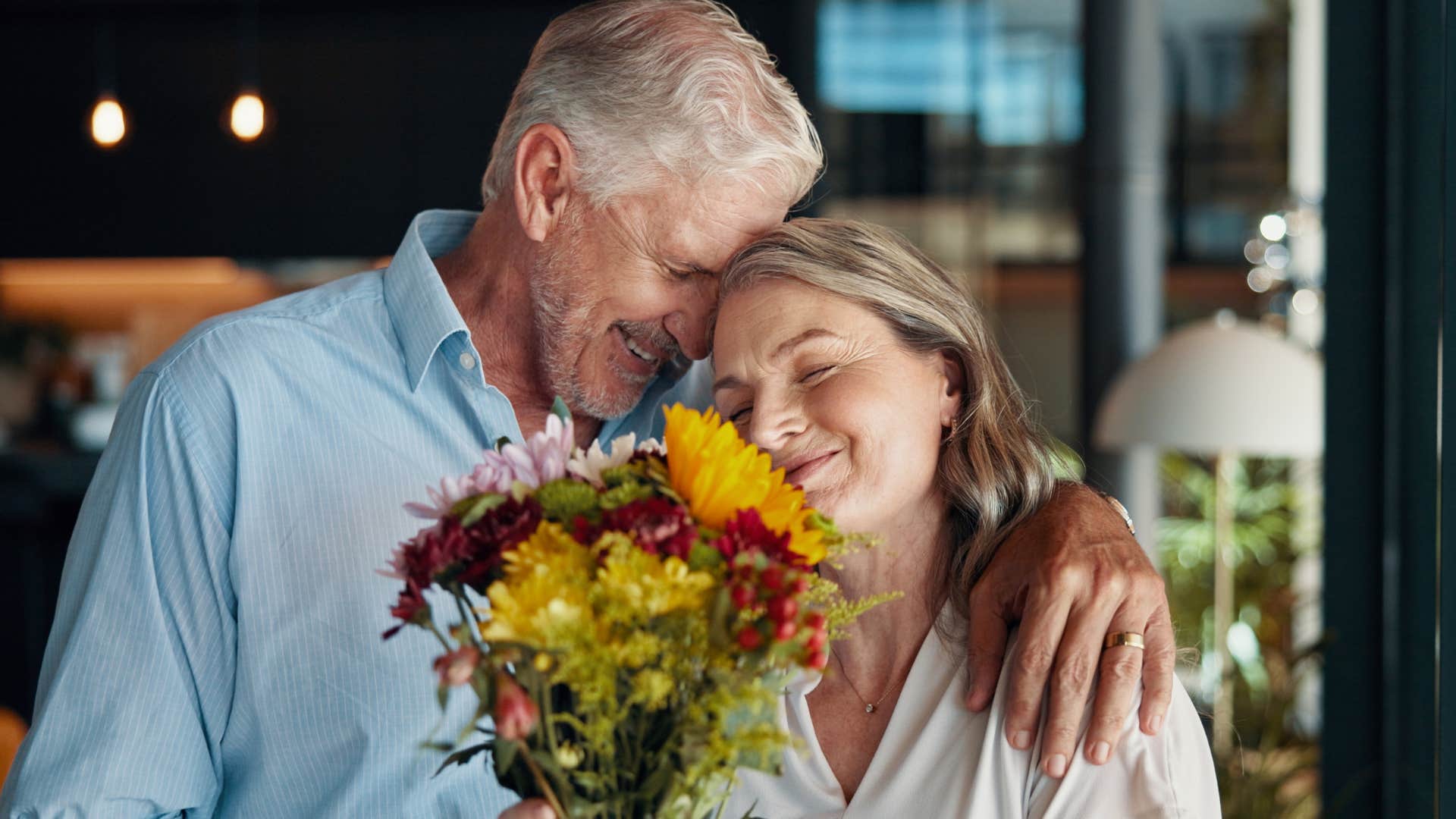 man apologizing openly to wife giving her flowers