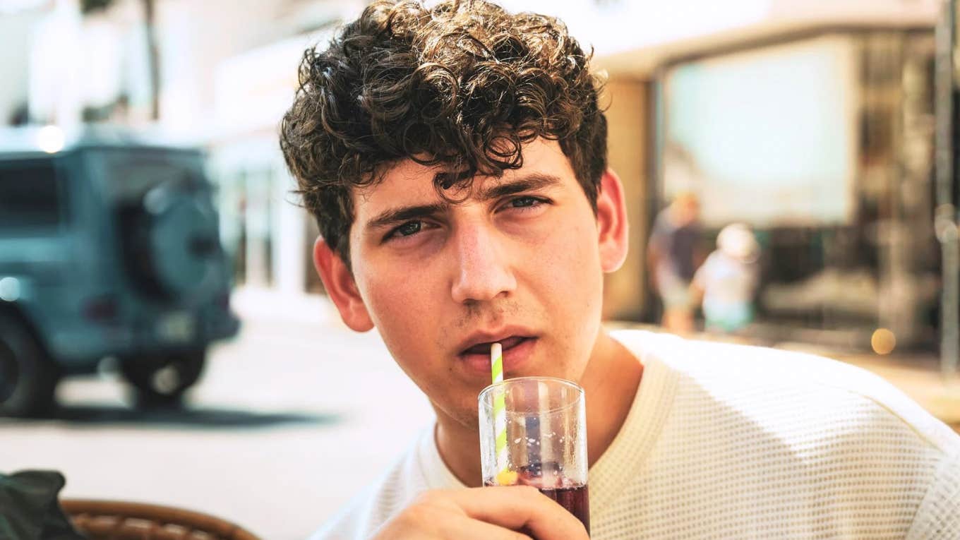 Confused man with a blank expression, capturing the awkward moments when men say phrases that instantly change how women feel about them.