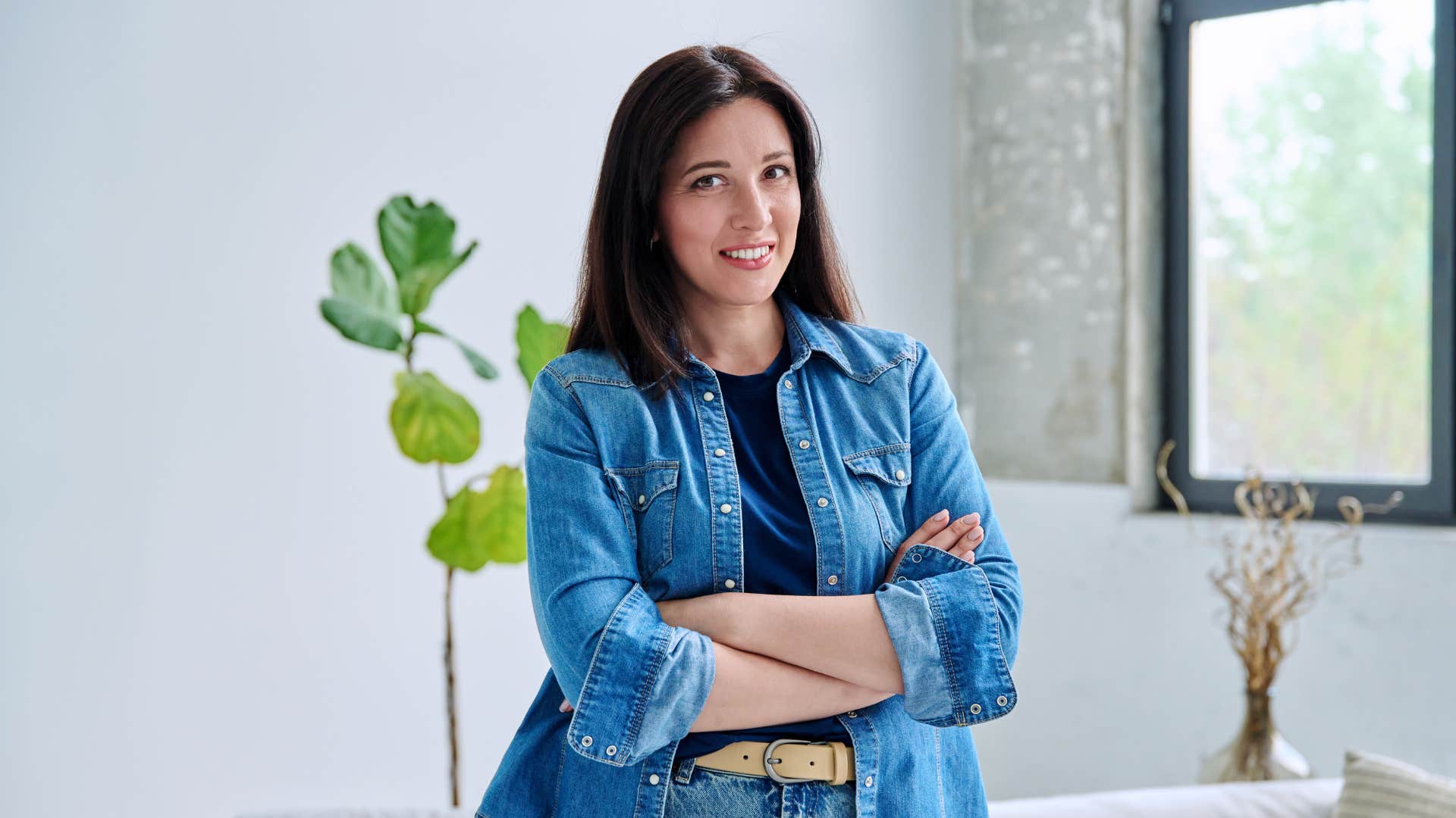 happy woman confident because she doesnt internalize social comparison