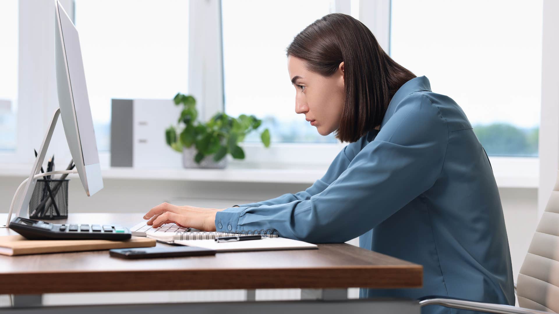 woman who makes herself less attractive by slouching