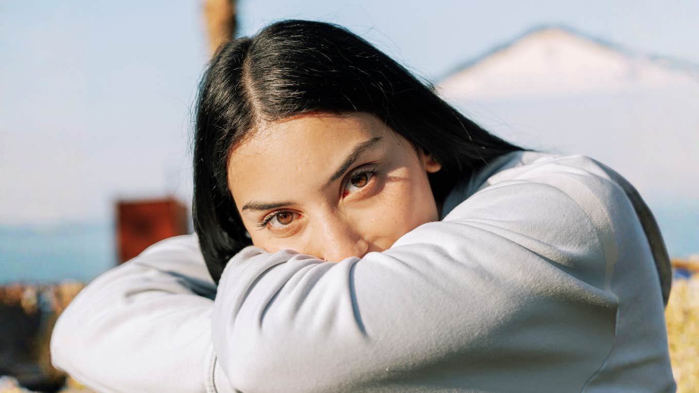 Anxious person pulling away during a relationship moment showing the habits of people who subconsciously sabotage relationships they don’t want to last.