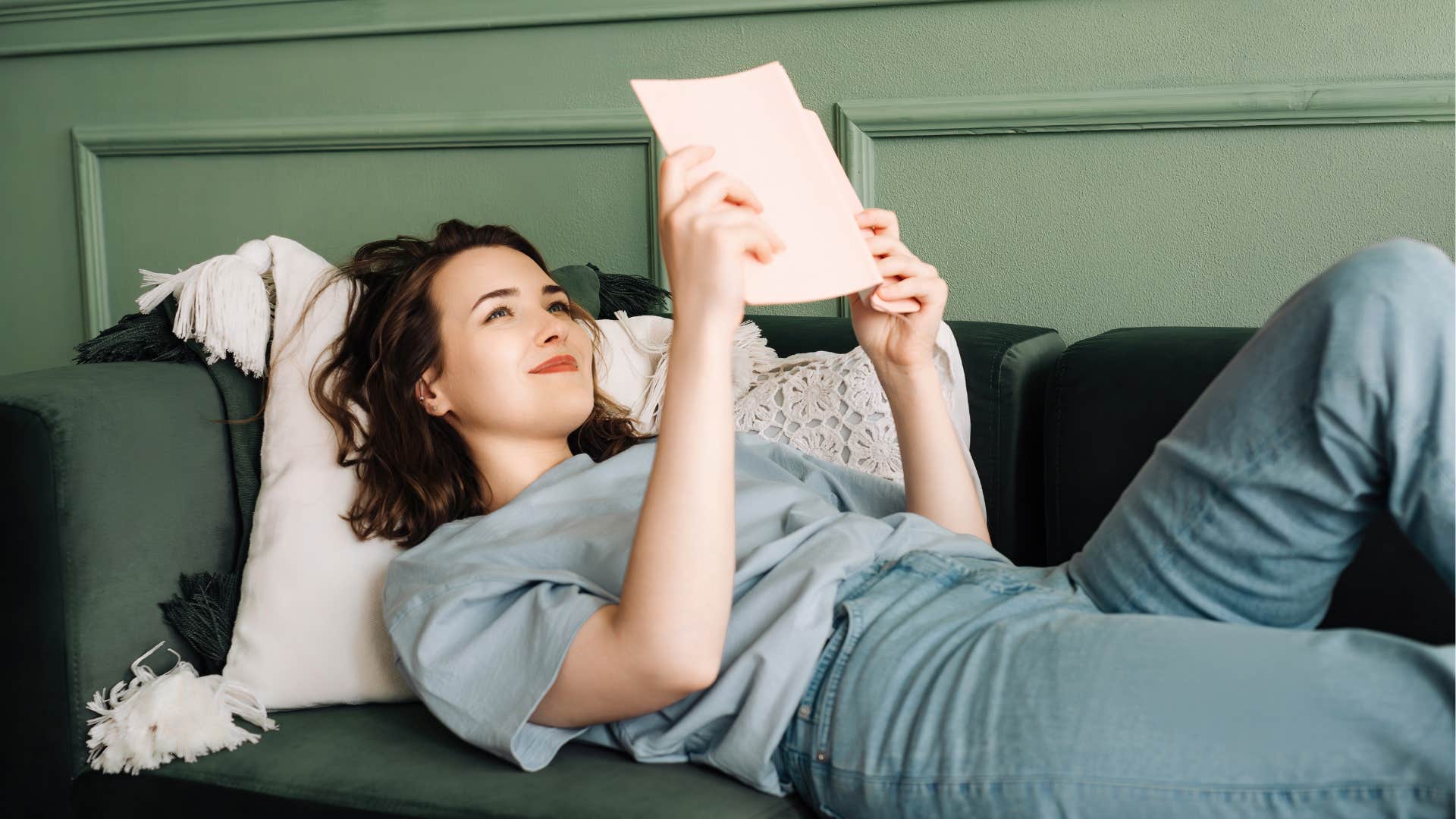 woman who makes jealousy a non-issue by having hobbies of her own