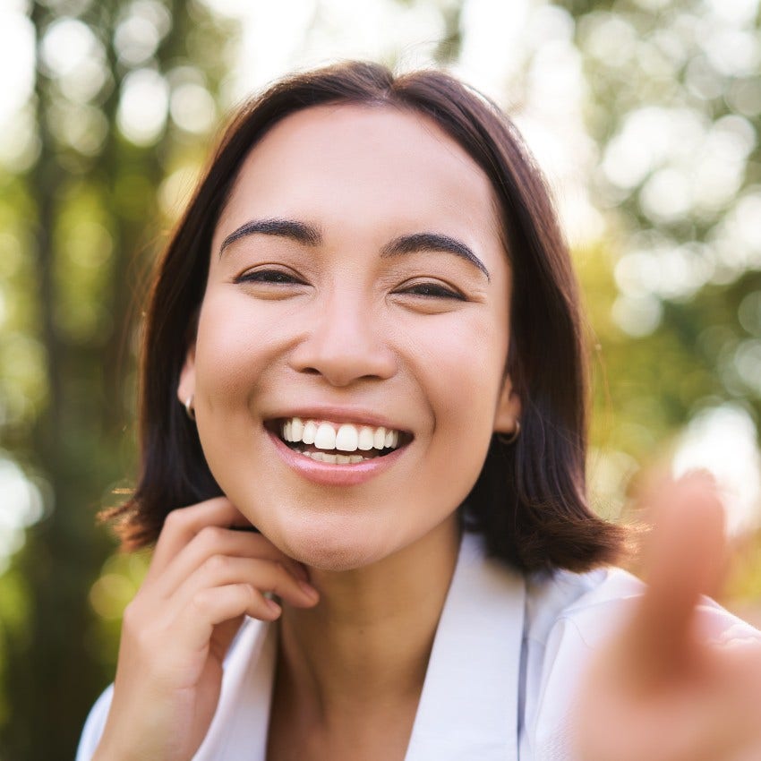 woman who lives fully and lets go easily as she doesn't kid herself