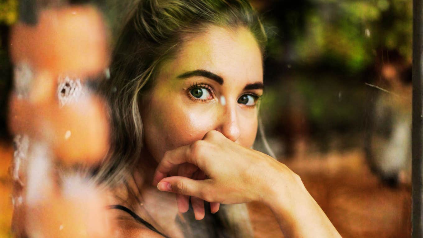 Intuitive person sensing an emotional mismatch with their partner showing the signs your soul notices when someone isn’t your twin flame.