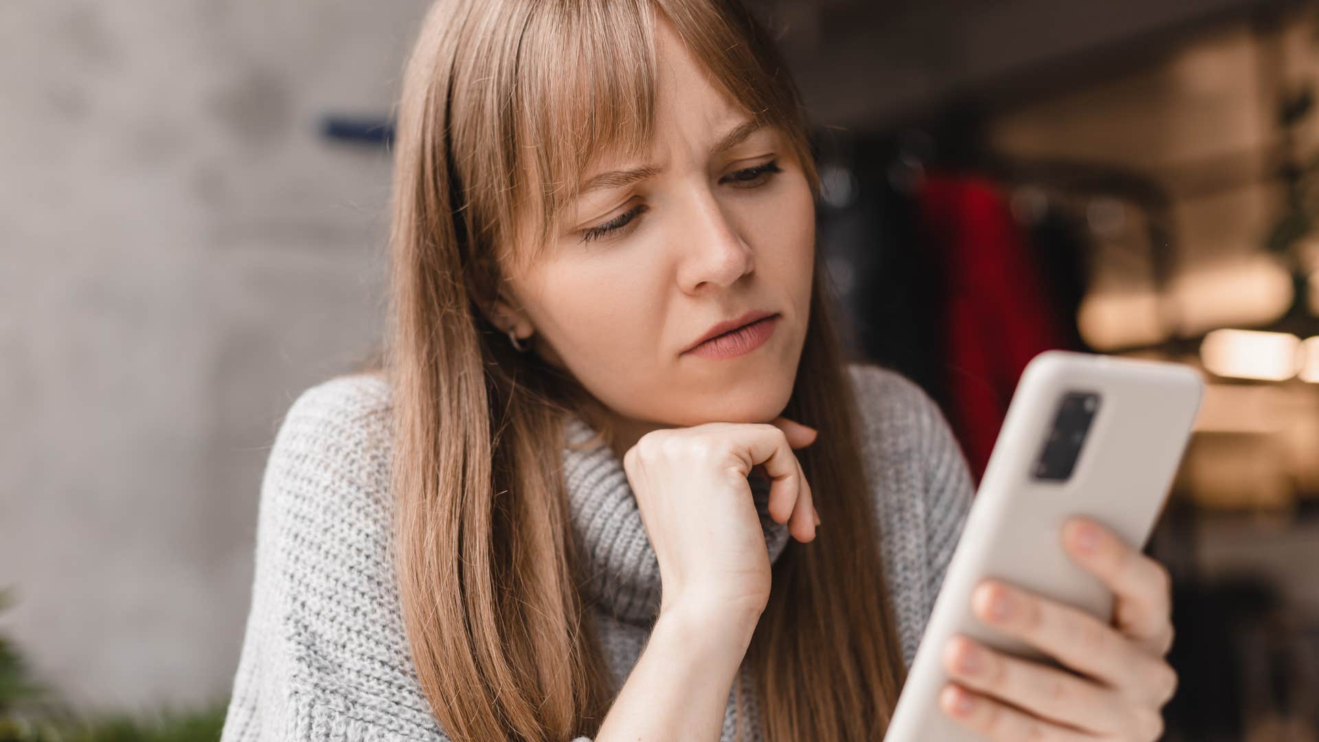 Woman arguing with strangers on her phone.