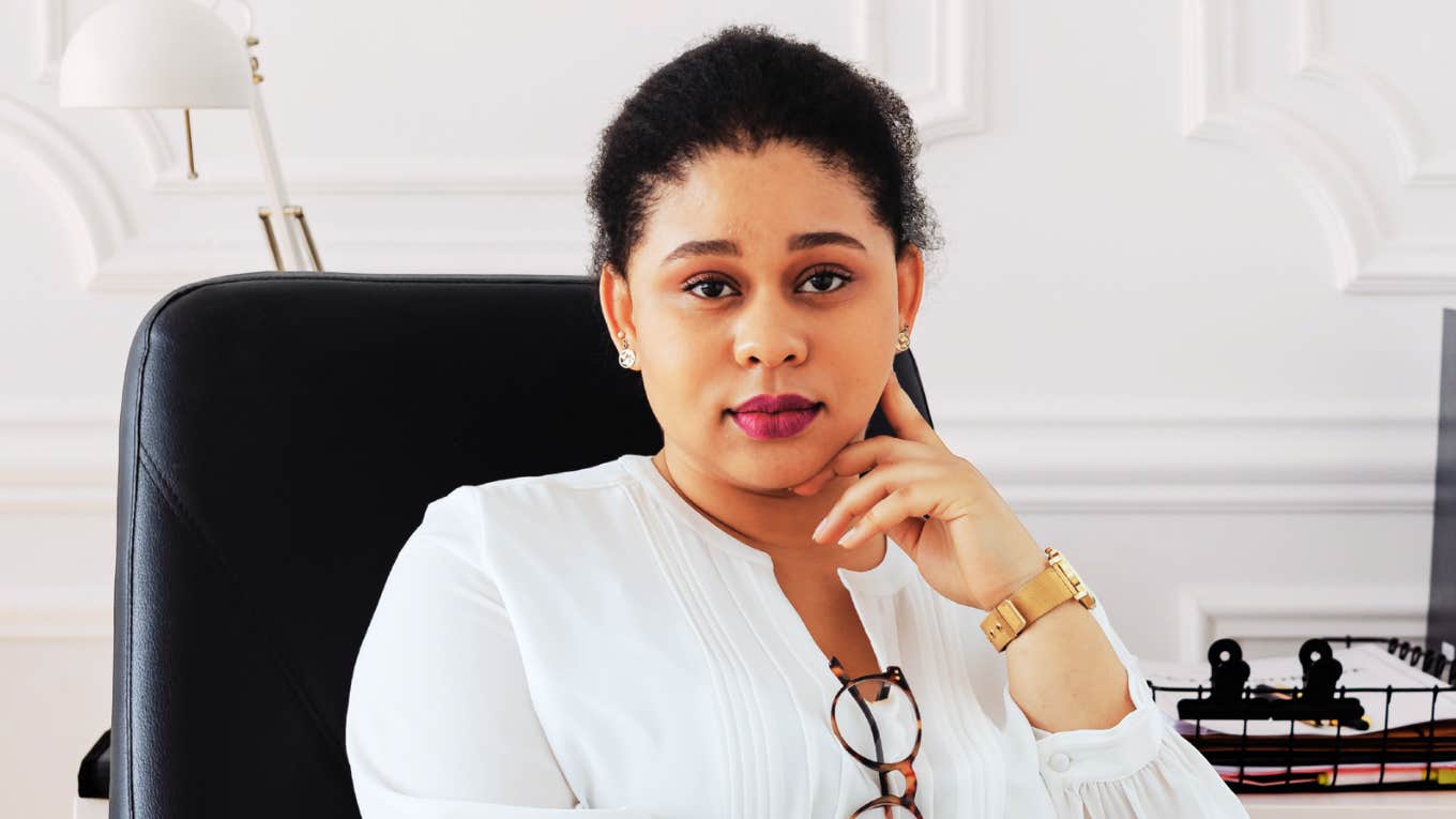 Poised trial lawyer with a confident smirk, embodying the sharp communication tricks that stop know-it-alls in their tracks.