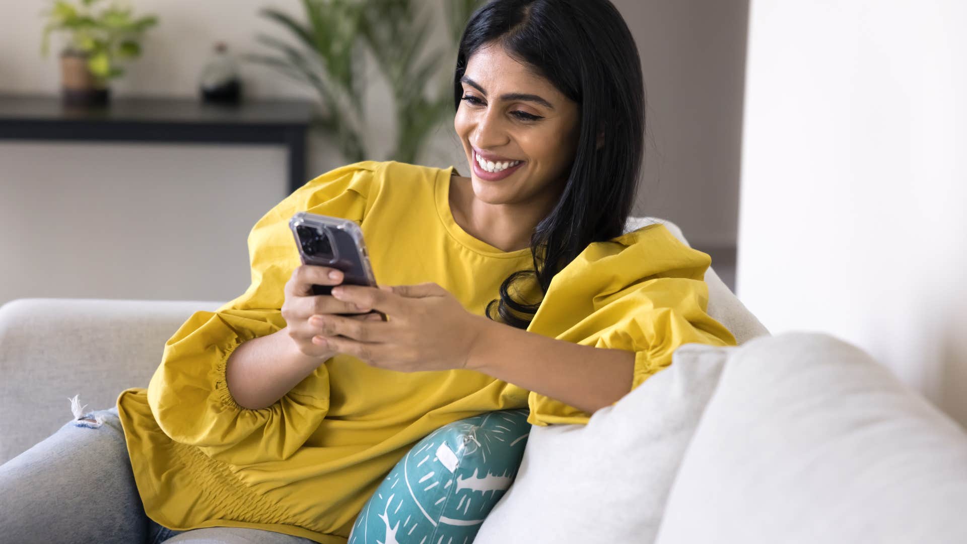 truly feminine women have these soft habits that you rarely get to see online they avoid gossiping