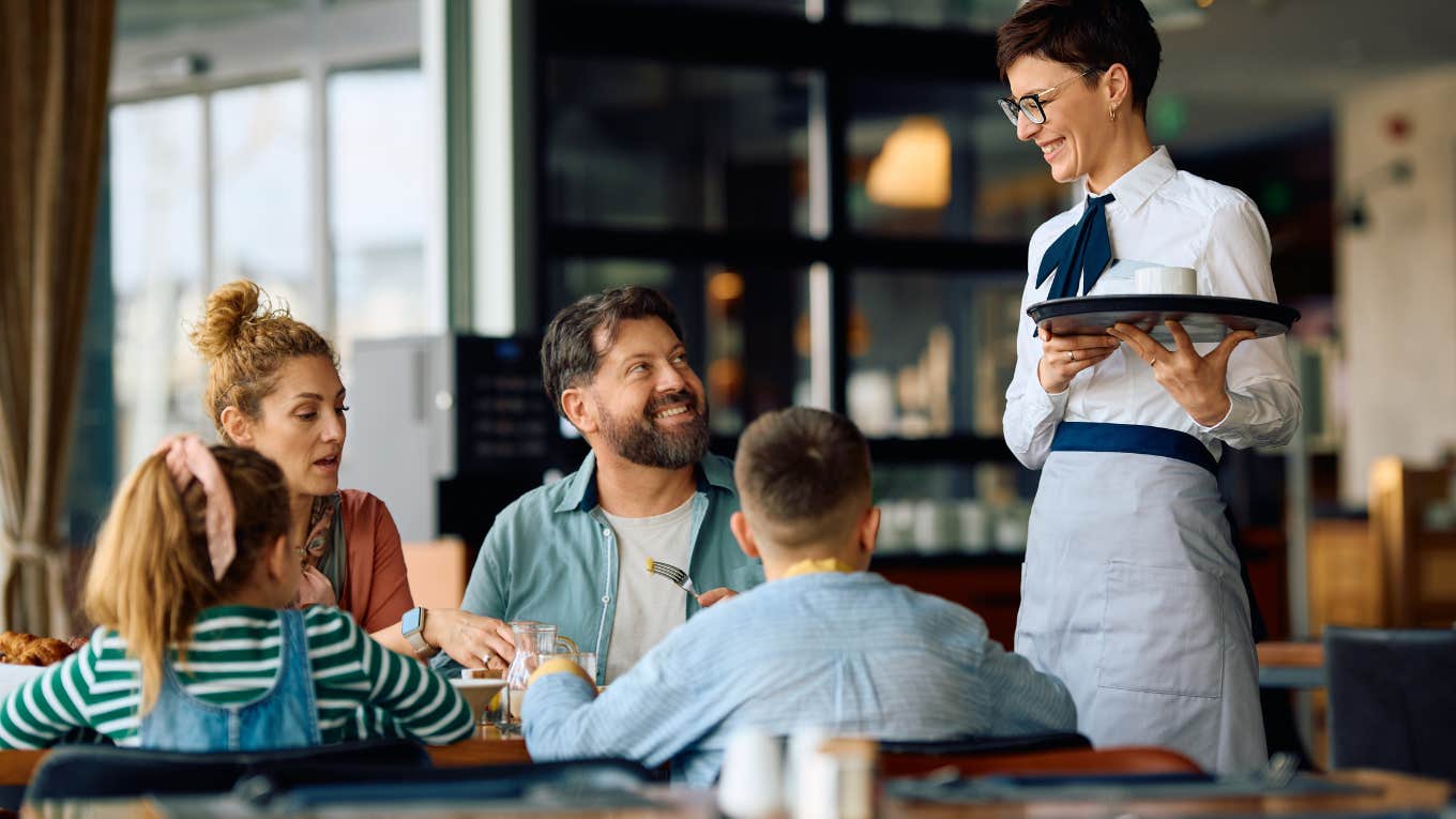 Woman Calls Eating At A Restaurant On Thanksgiving Peak Classism