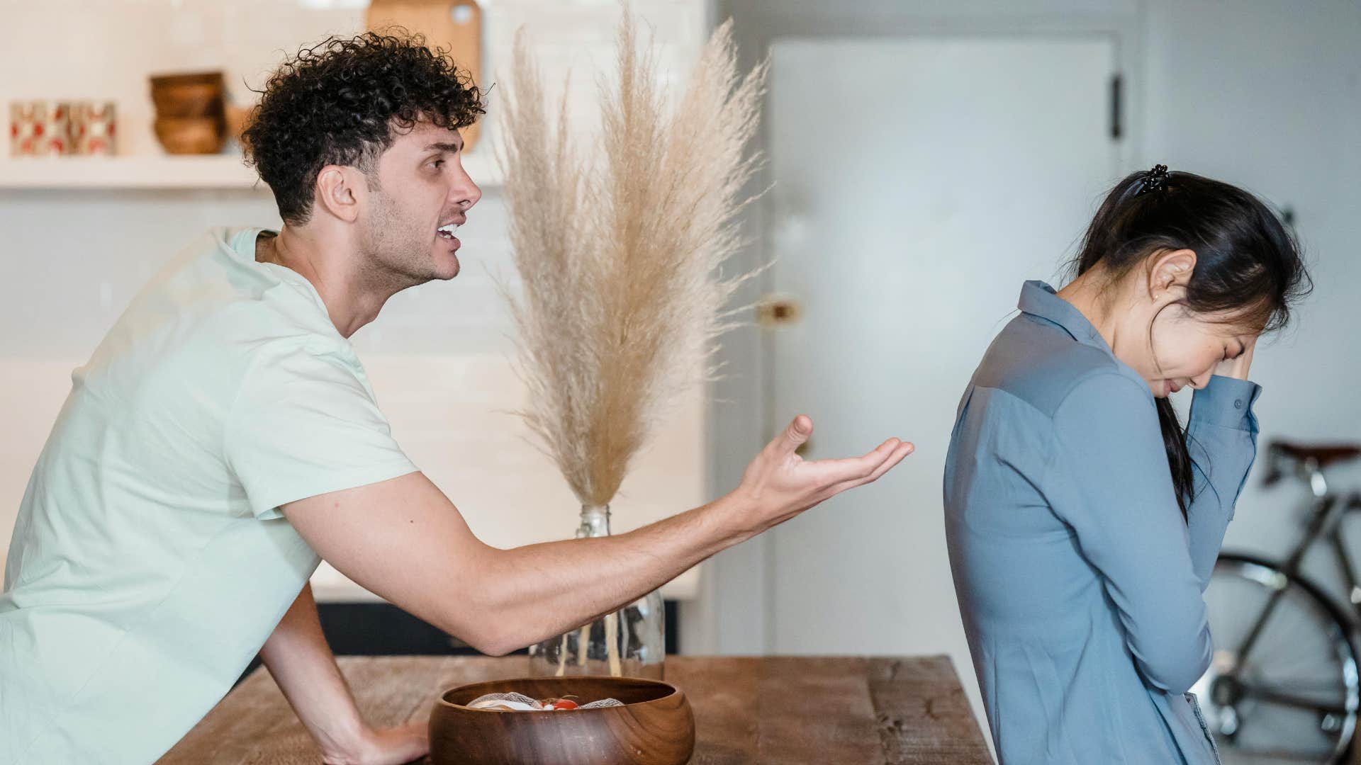 woman ignoring red flags