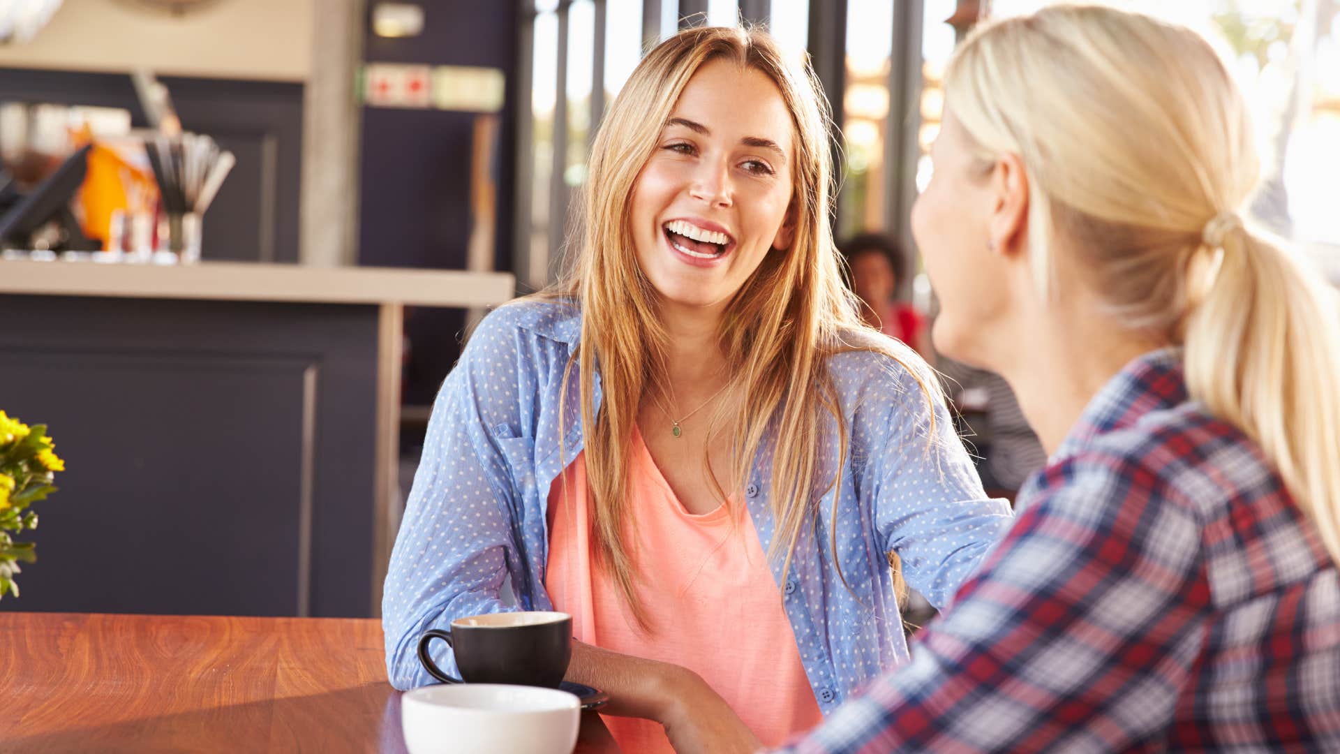 Woman saying "I want to understand" to her friend.