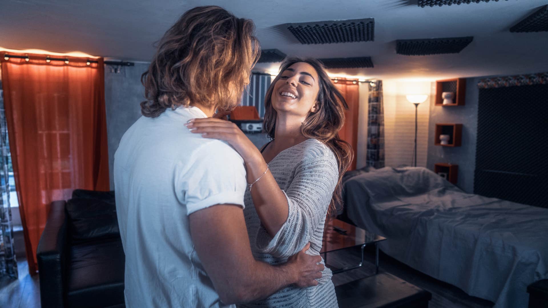 woman with superior social skills that makes her home warm that man notices