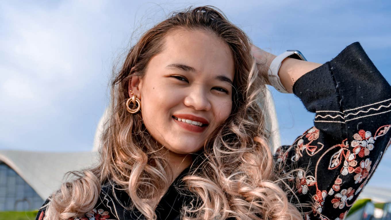 Woman breaks free of things that keep her unhappy.