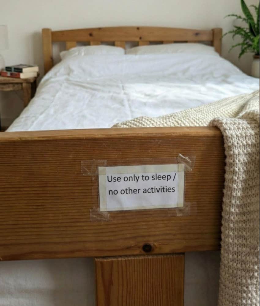 Couple Finds Strange Note Taped To The Bed In Their Airbnb Reddit