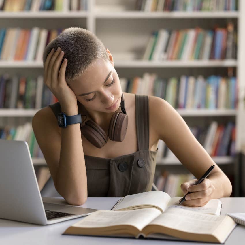 woman who is left-handed and swears it makes her smarter