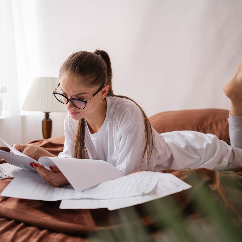 woman who stays in bed and swears it makes her smarter