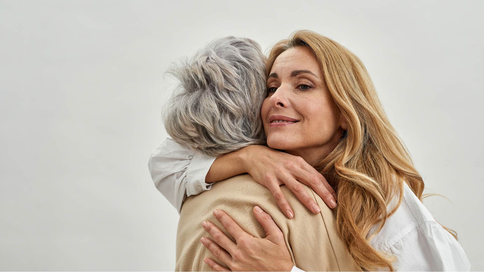 woman hugging her mom expressing gratitude
