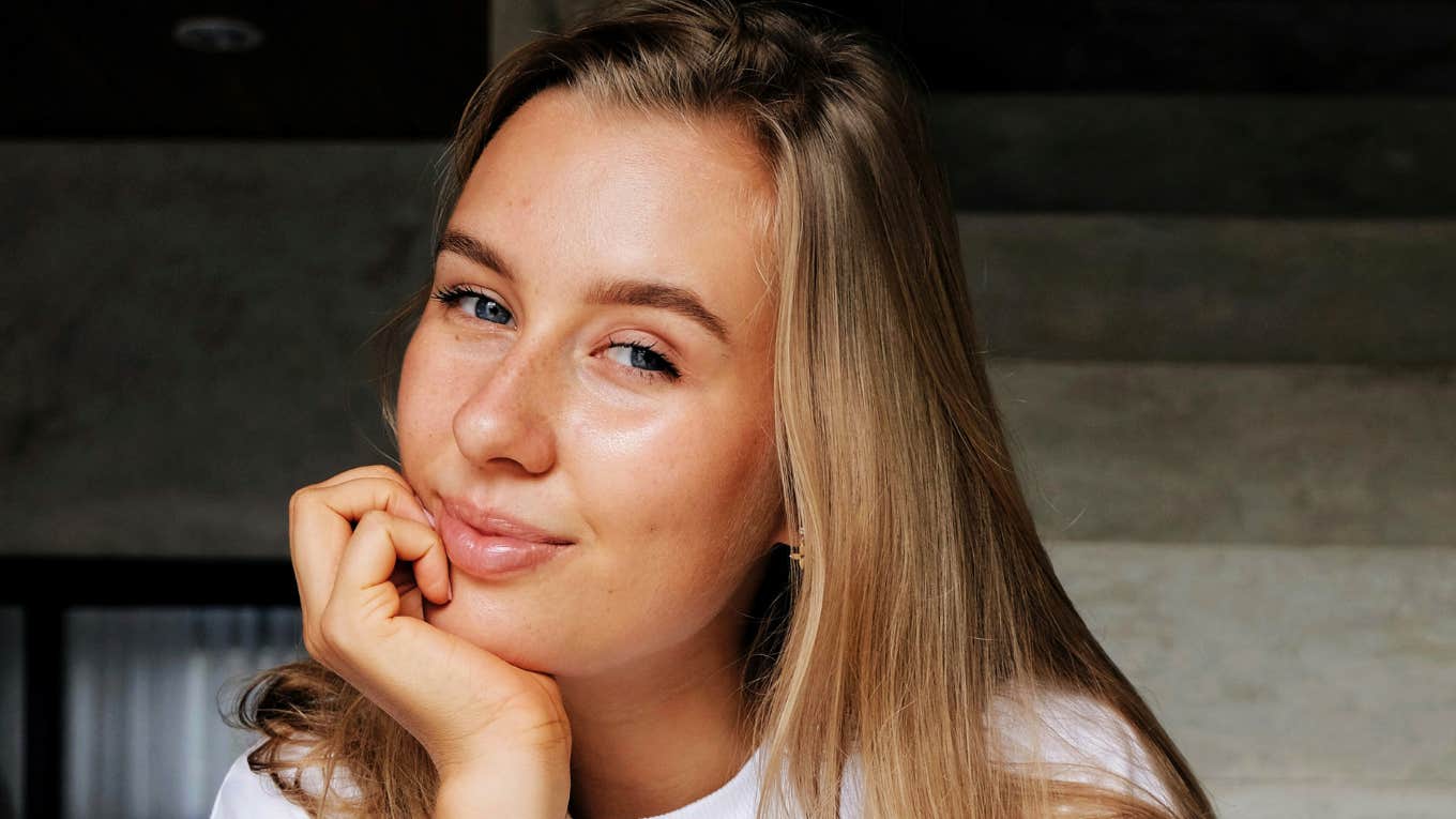 Conceited person dominating a conversation with dismissive body language showing the things highly conceited people do when talking to others.