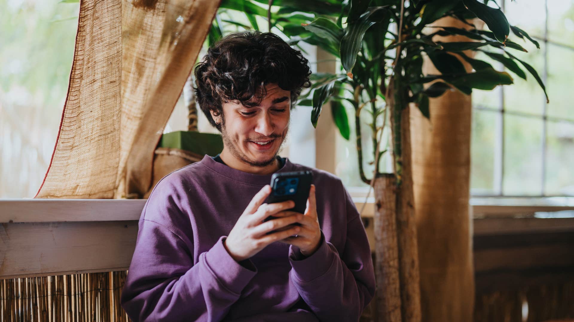 man texting wife about plans they made